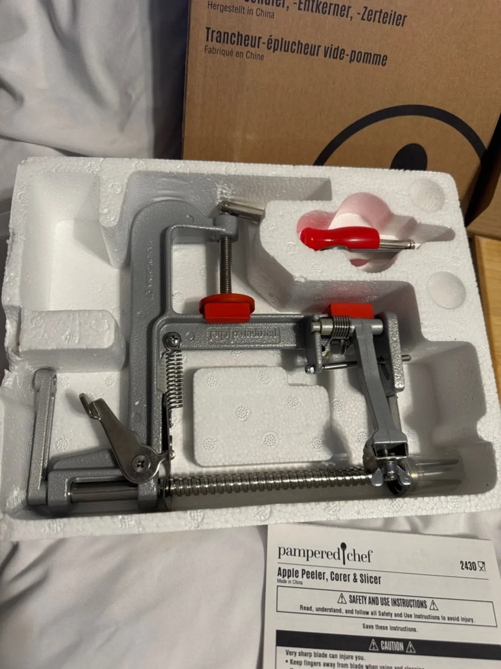 Pampered Chef NIB Apple 🍎 Core/Slice/Peel with Base 2430/2466 - Picture 4 of 6